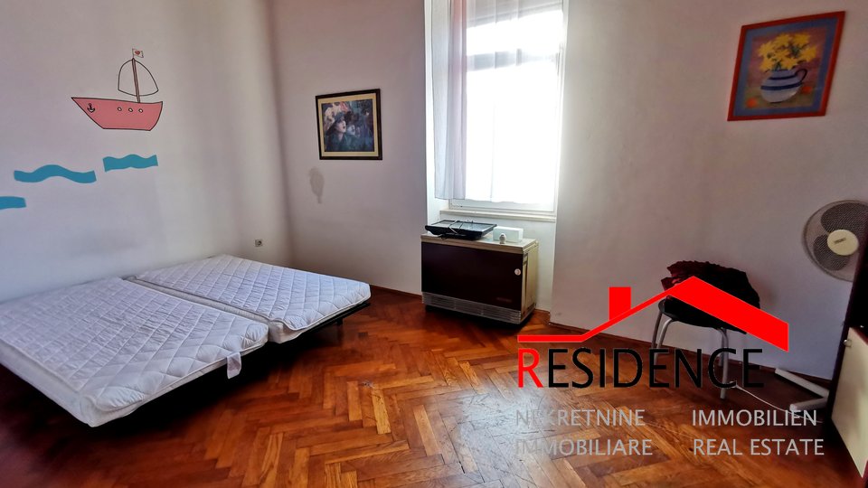Pula, Downtown, apartment on the second floor with balcony, garage