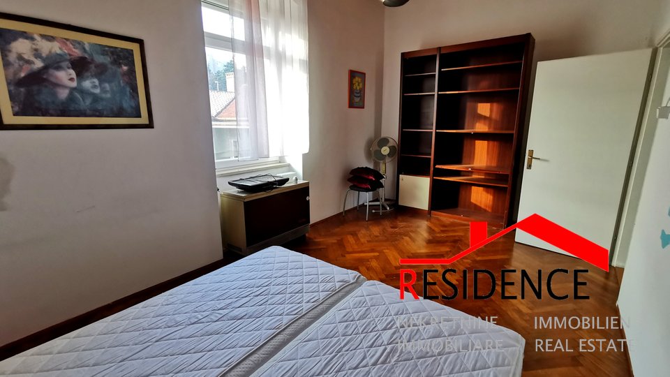 Pula, Downtown, apartment on the second floor with balcony, garage