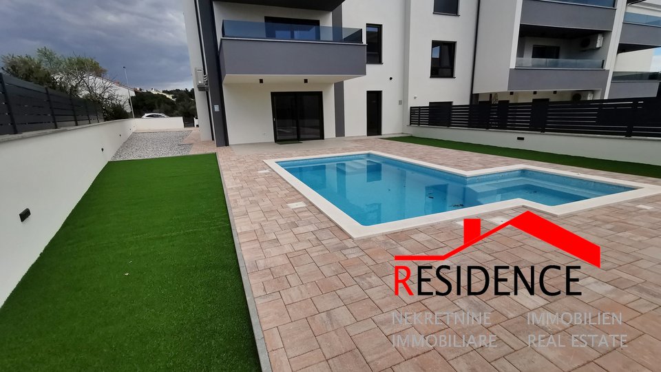 MEDULIN, GROUND FLOOR APARTMENT WITH SWIMMING POOL, GARDEN, NEW BUILDING