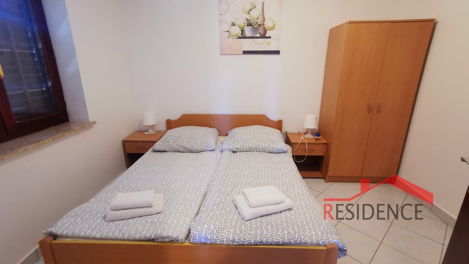 KUĆA U BANJOLAMA S BAZENOM, 6 APARTMANA