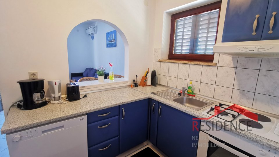 KUĆA U BANJOLAMA S BAZENOM, 6 APARTMANA