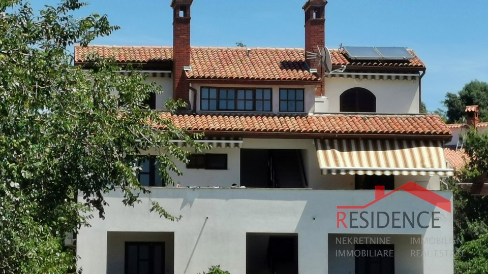 CASA A BANJOLE CON PISCINA, 6 APPARTAMENTI