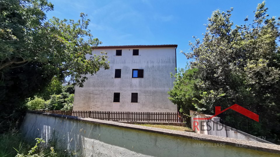 HAUS IN BANJOLE MIT SCHWIMMBAD, 6 WOHNUNGEN