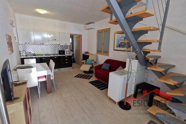Banjole, appartamento su due livelli con due camere da letto, piano terra/primo, cortile