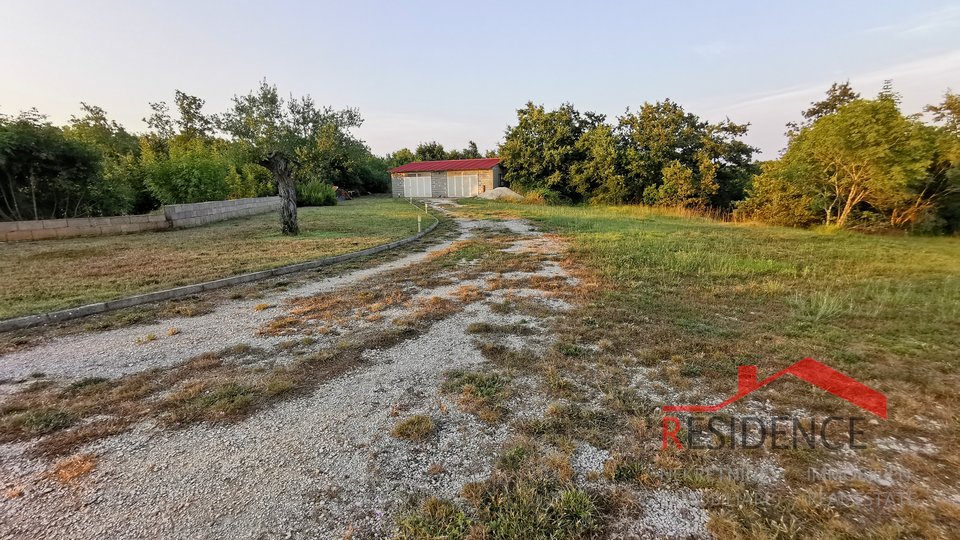 Marčana - Okolica, prizemnica sa velikom okučnicom i garažom