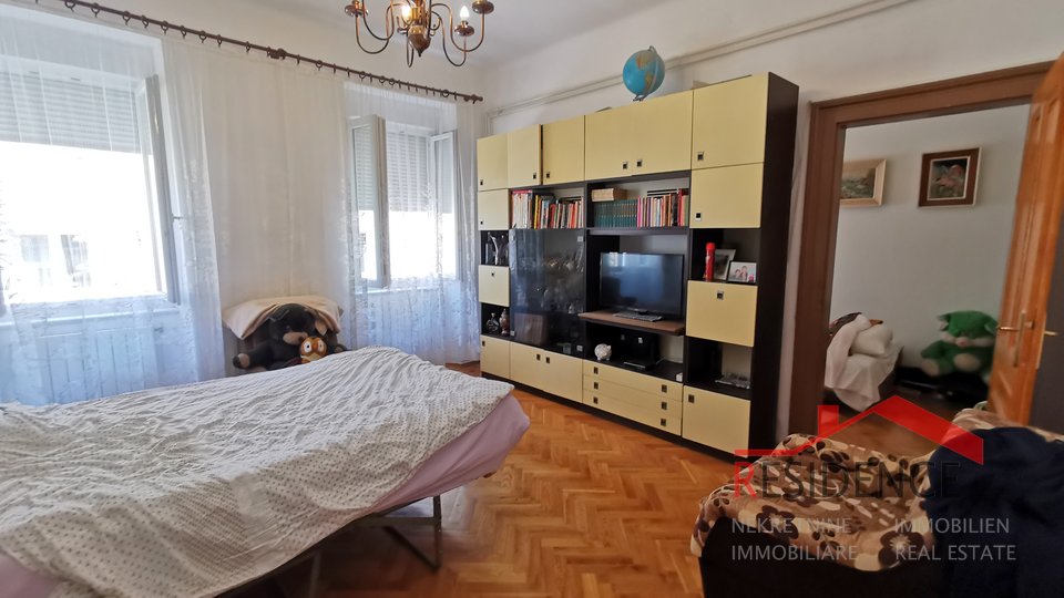 Pula, Center, apartment on the first floor, three bedrooms