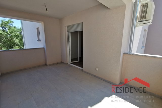 Medulin, novi apartman na prvom katu s vrtom i garažom