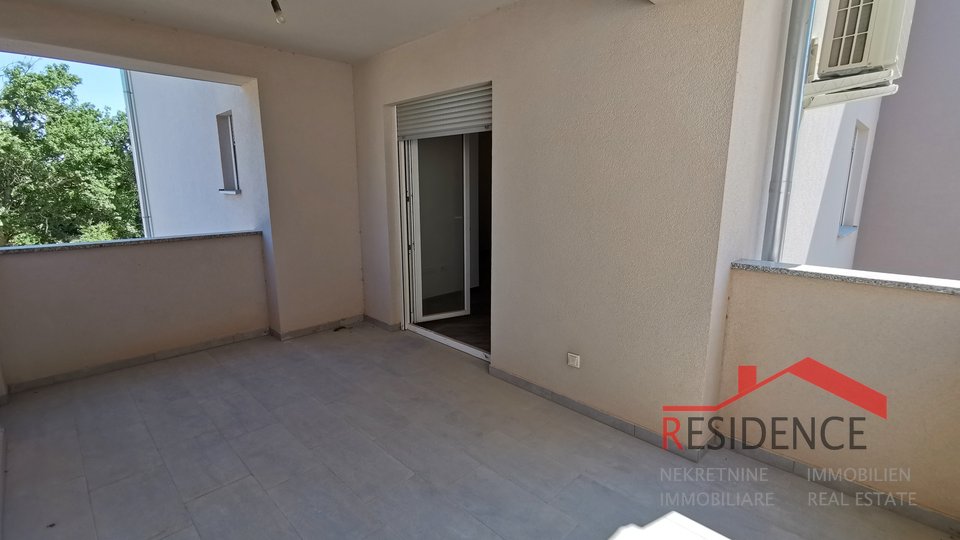 Medulin, novi apartman na prvom katu s vrtom i garažom