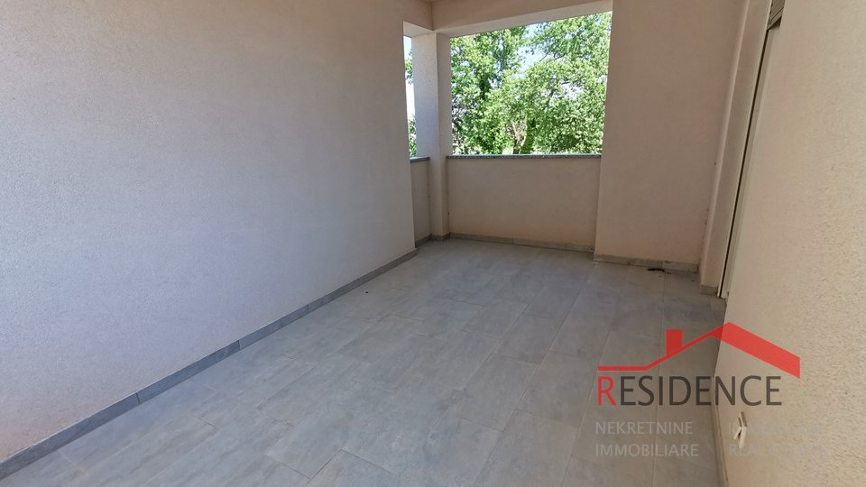 Medulin, novi apartman na prvom katu s vrtom i garažom