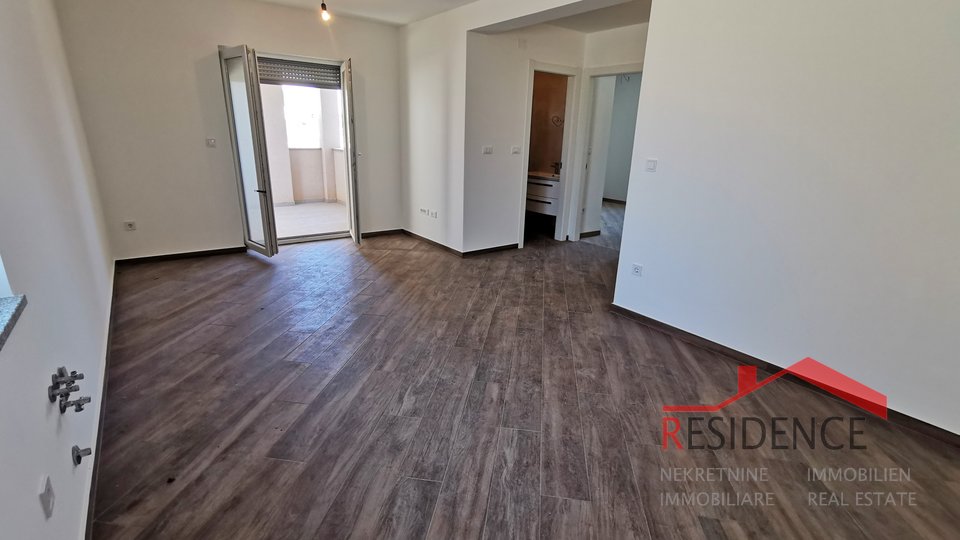 Medulin, novi apartman na prvom katu s vrtom i garažom