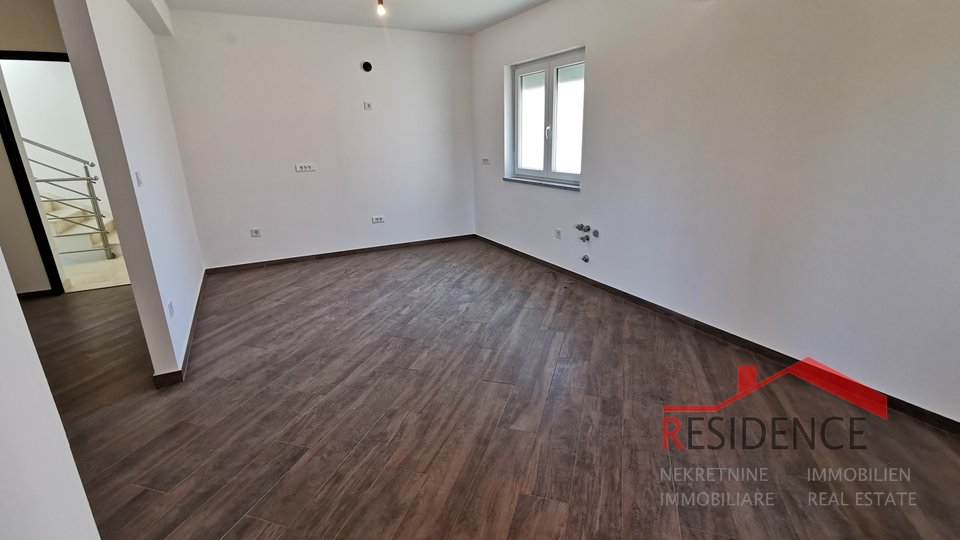 Medulin, novi apartman na prvom katu s vrtom i garažom