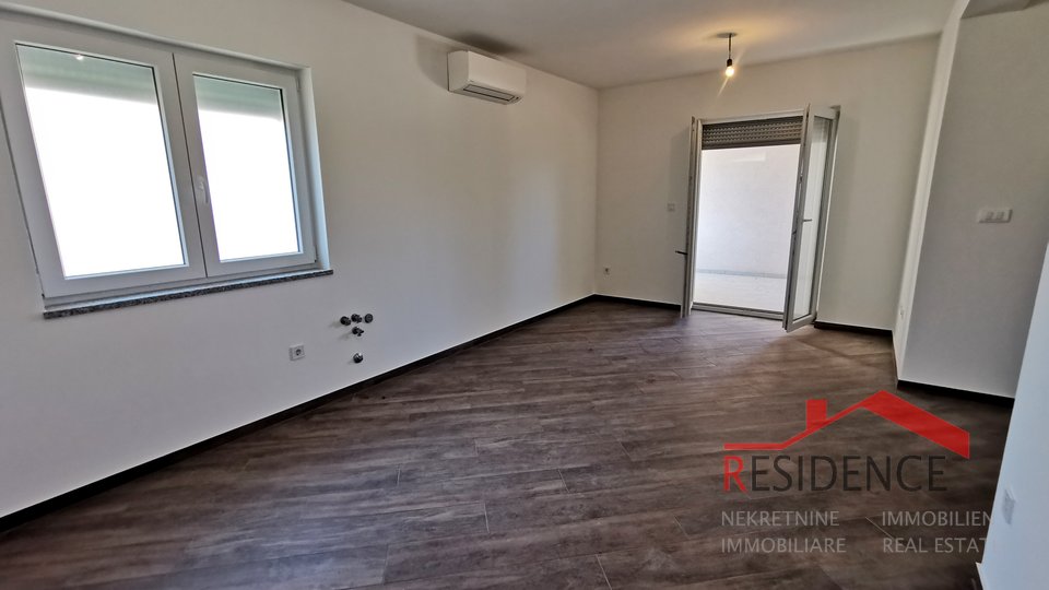 Medulin, novi apartman na prvom katu s vrtom i garažom