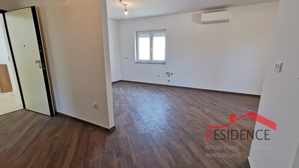 Medulin, novi apartman na prvom katu s vrtom i garažom