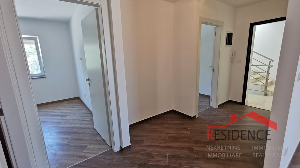 Medulin, novi apartman na prvom katu s vrtom i garažom