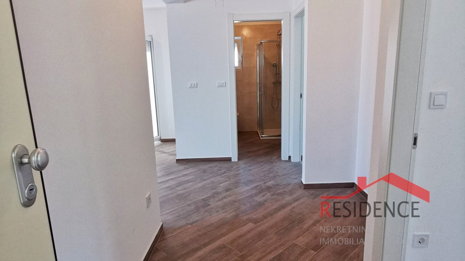 Medulin, novi apartman na prvom katu s vrtom i garažom