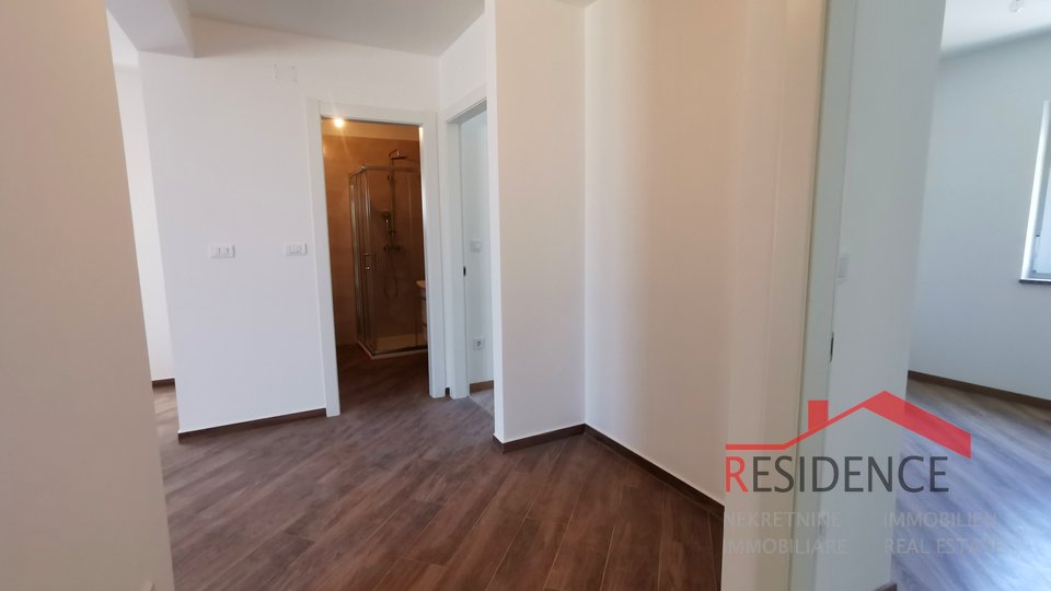 Medulin, novi apartman na prvom katu s vrtom i garažom