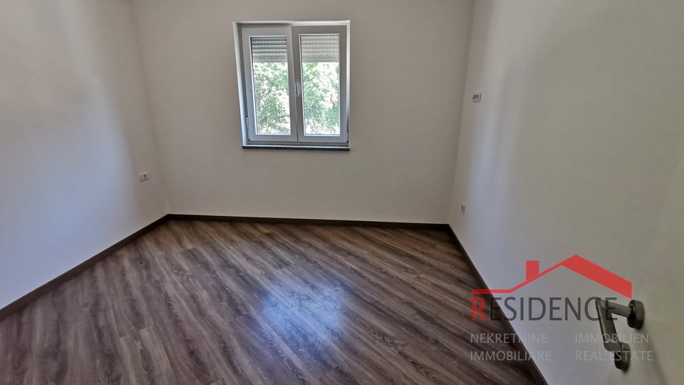 Medulin, novi apartman na prvom katu s vrtom i garažom