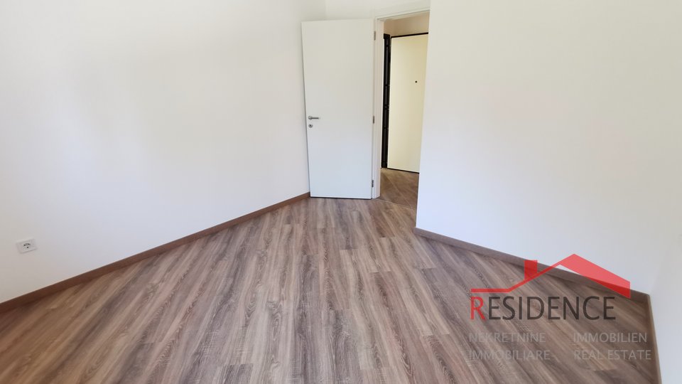 Medulin, novi apartman na prvom katu s vrtom i garažom