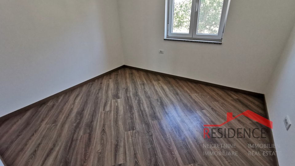 Medulin, novi apartman na prvom katu s vrtom i garažom