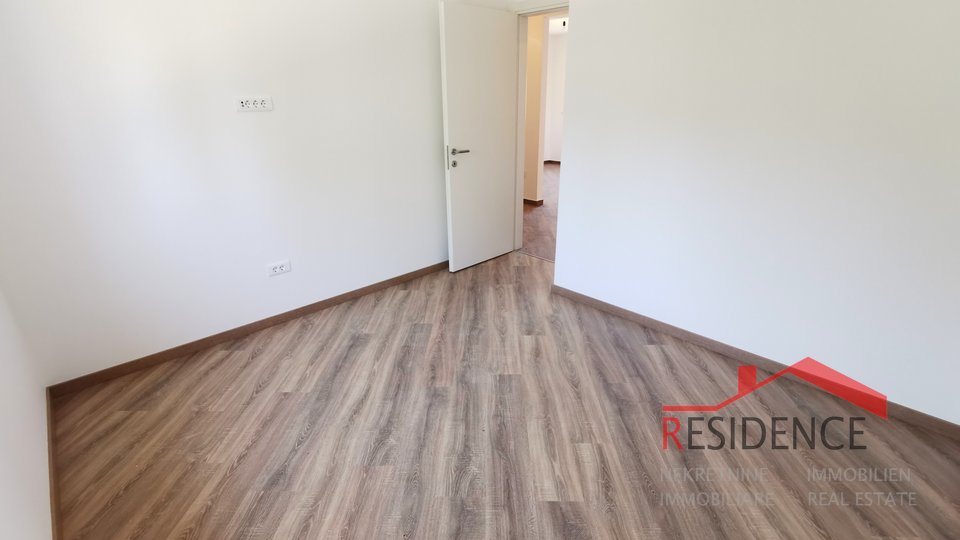 Medulin, novi apartman na prvom katu s vrtom i garažom