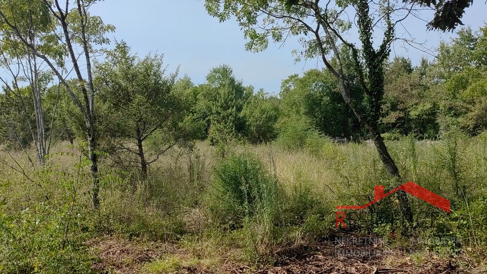 Rakalj, terreno agricolo in una posizione tranquilla