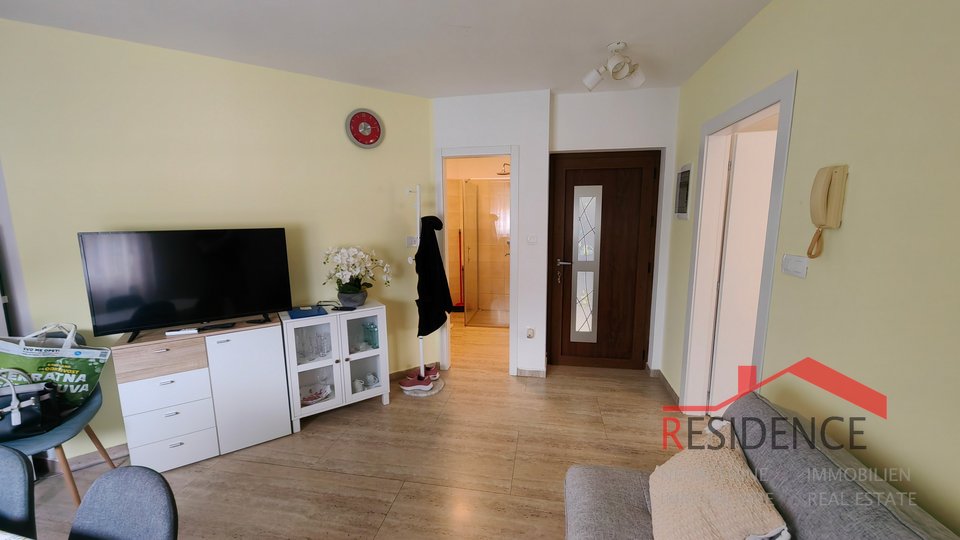 MEDULIN, PRITLIČNI APARTMA Z BAZENOM