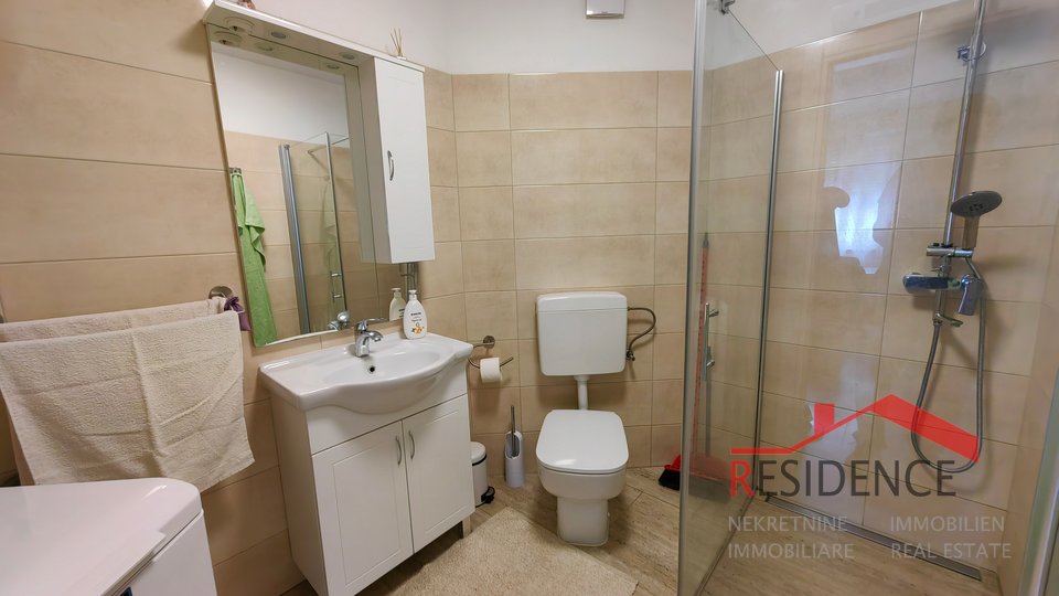 MEDULIN, PRITLIČNI APARTMA Z BAZENOM