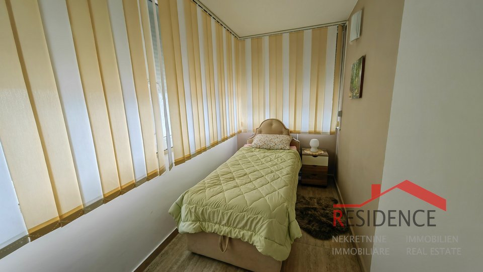 MEDULIN, PRITLIČNI APARTMA Z BAZENOM