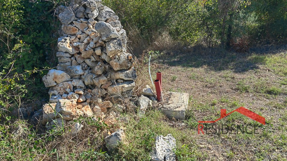 Bale, terreno edificabile con permesso di costruire per due case