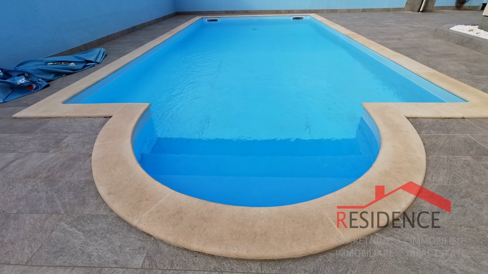 BANJOLE- VOLME, ZWEIZIMMERWOHNUNG IM HOHEN ERDGESCHOSS, MIT SWIMMINGPOOL