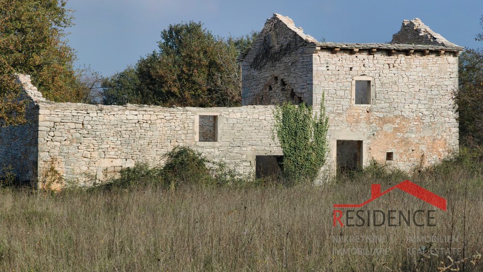 CUKRIĆI, STARA KAMENA KUĆA ZA OBNOVU SA VELIKOM OKUĆNICOM